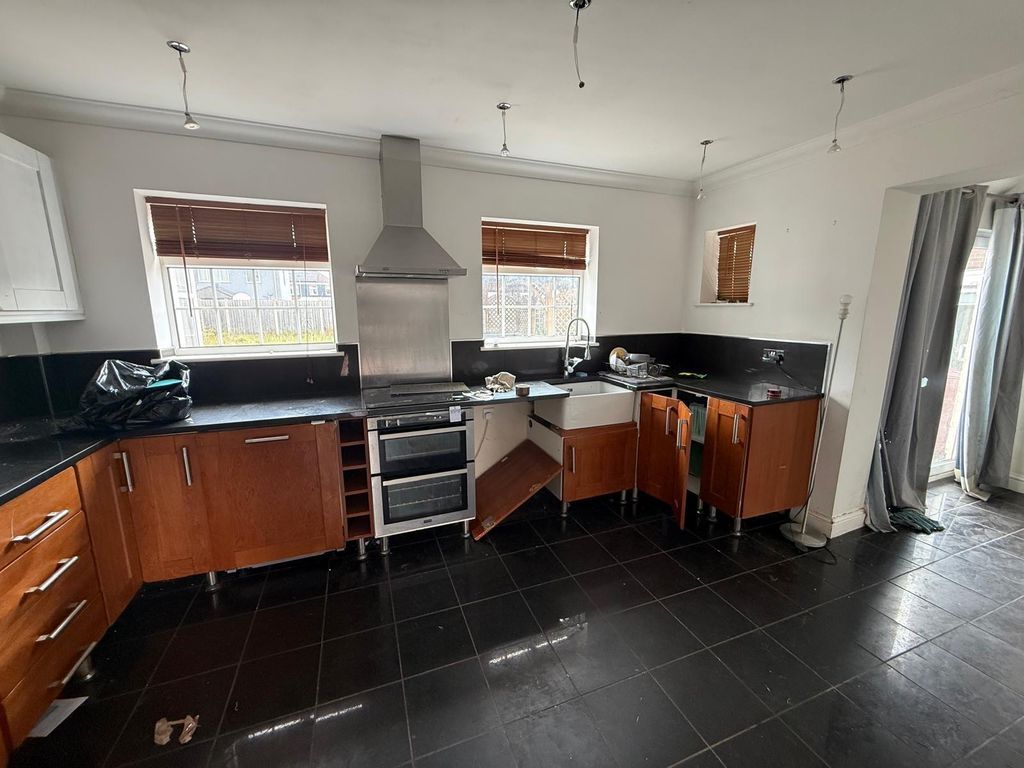 Property photo 3 of 10 Kitchen