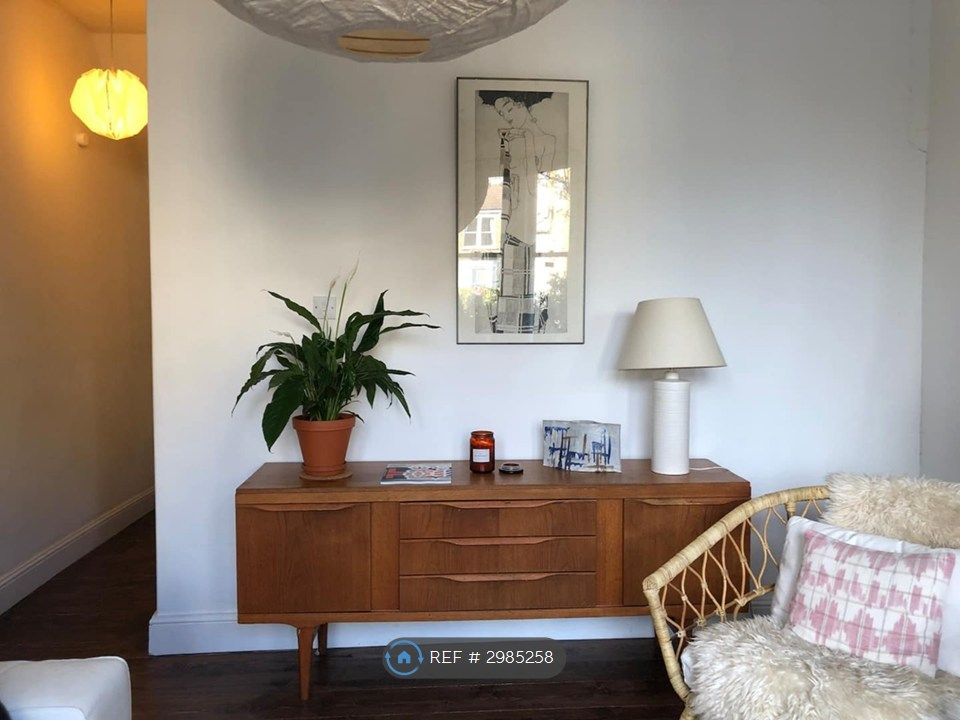 Property photo 3 of 18 Sitting Room 03