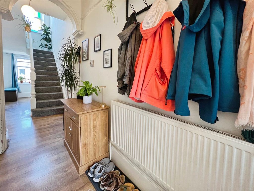 Property photo 2 of 41 Entrance Hall
