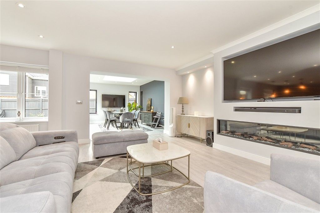 Property photo 2 of 12 Lounge