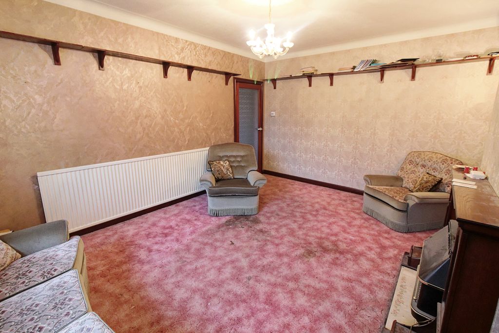 Property photo 3 of 17 Lounge