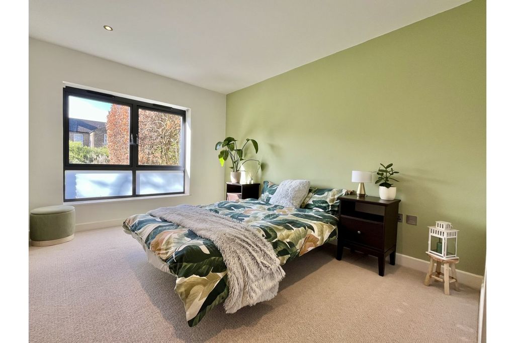 Property photo 1 of 9 Bedroom