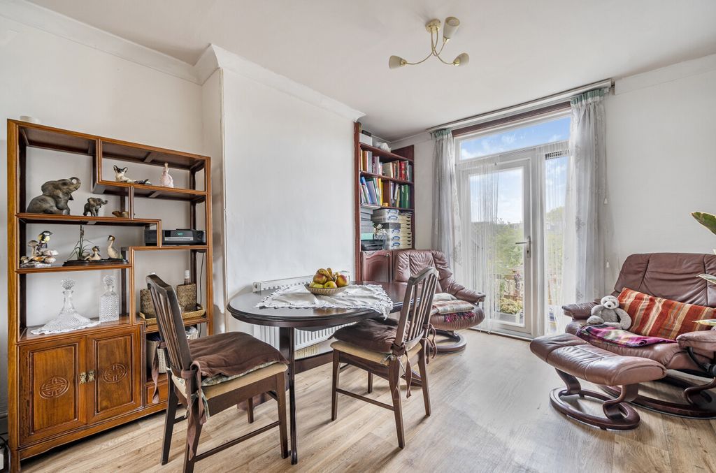 Property photo 3 of 23 1365304-8-68ee213...