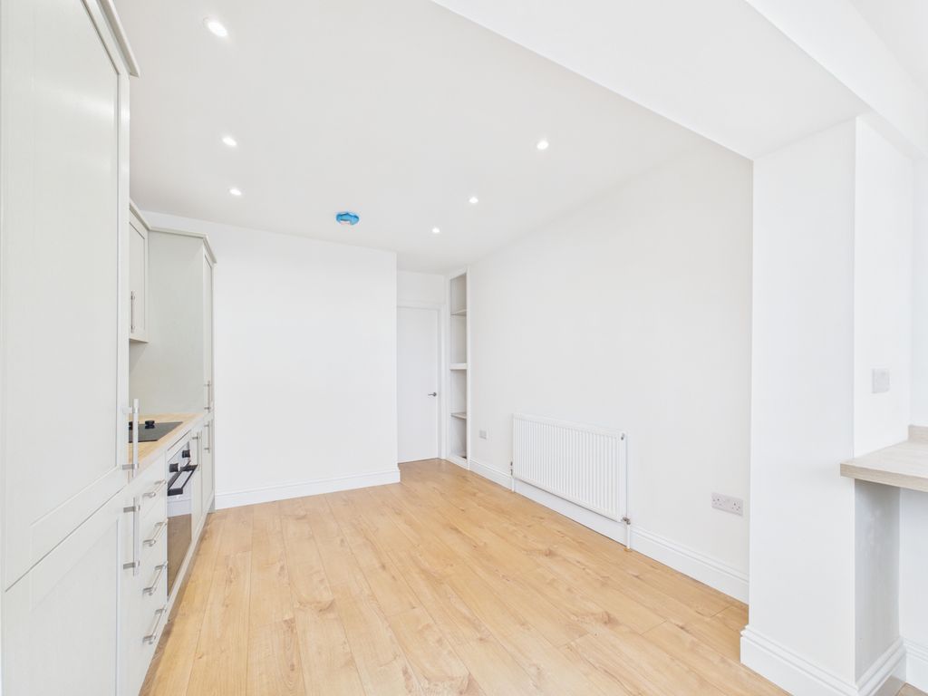 Property photo 3 of 20 Cam04789G0-Pr0039-Still015