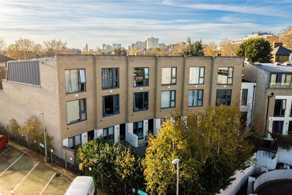 Property photo 1 of 9 Gunnersbury Mews-3.Jpg