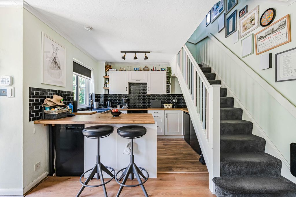 Property photo 3 of 19 Kitchen