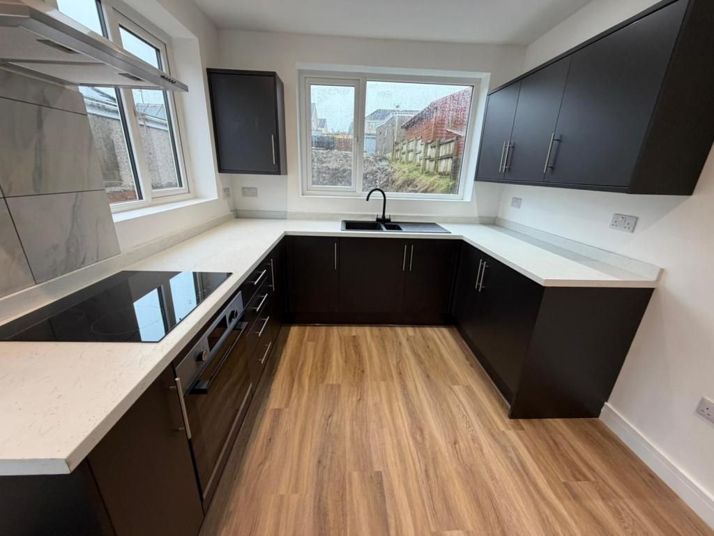 Property photo 3 of 27 Kitchen