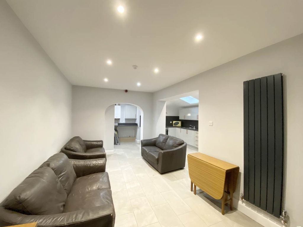 Property photo 2 of 12 Lounge