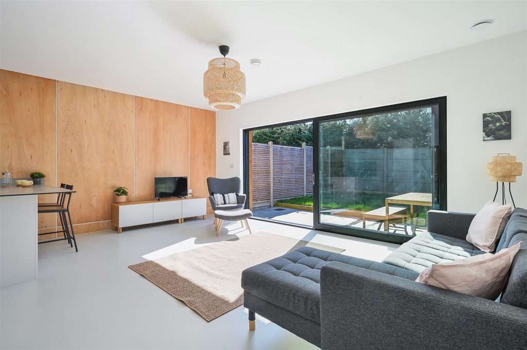 Property photo 2 of 15 Florence Avenue