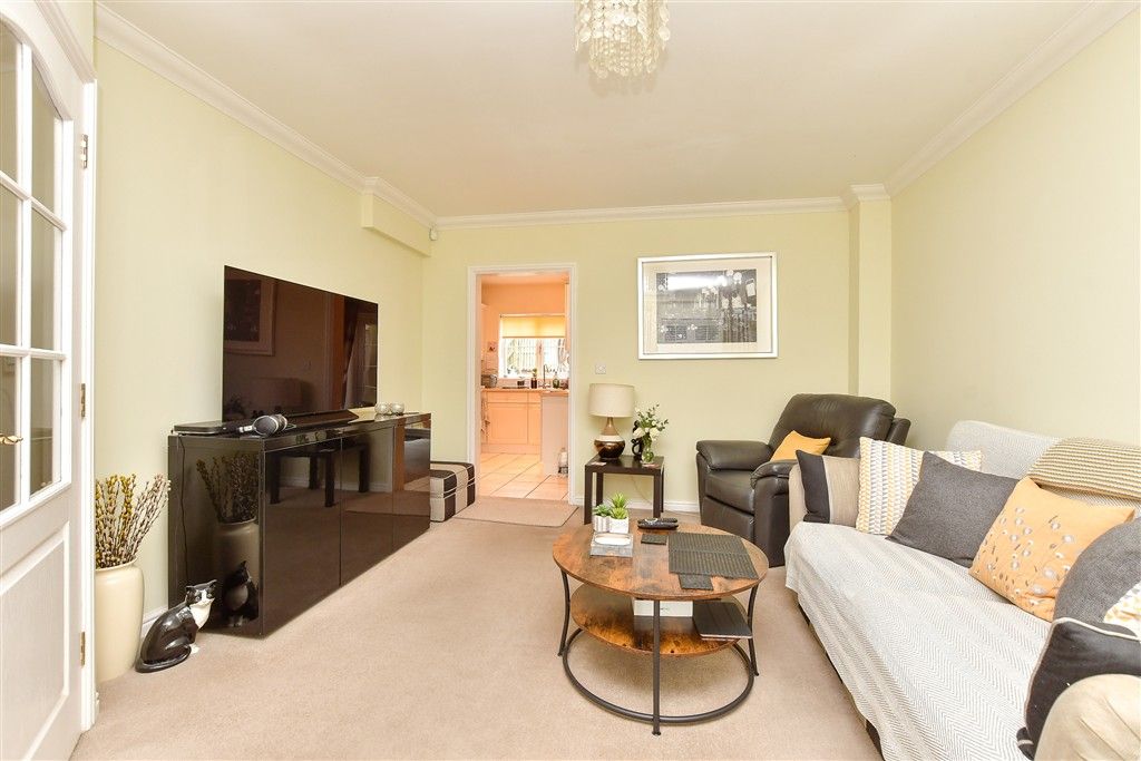 Property photo 3 of 16 Lounge