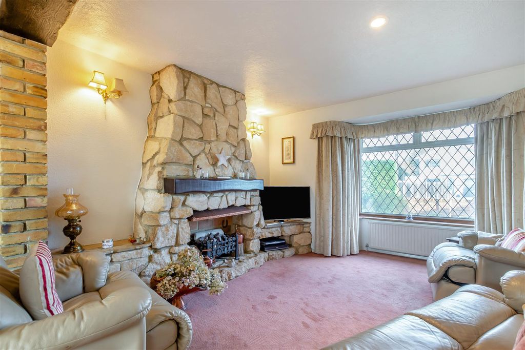 Property photo 2 of 18 8669121-Interior05.Jpg