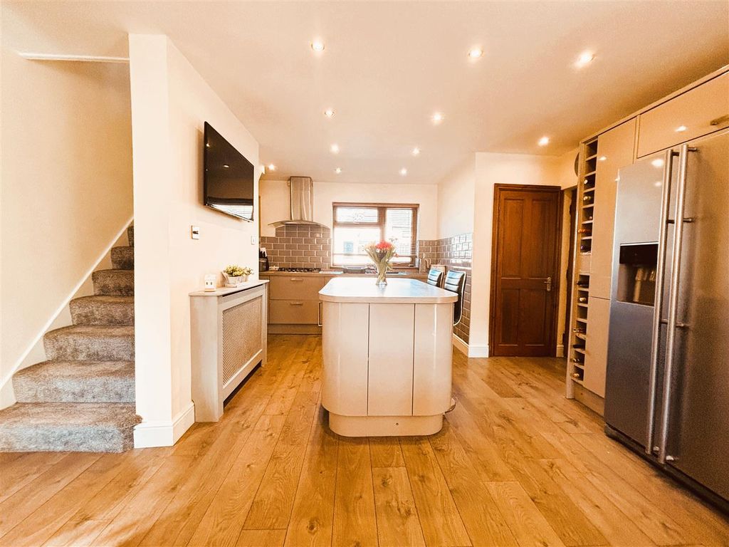 Property photo 2 of 28