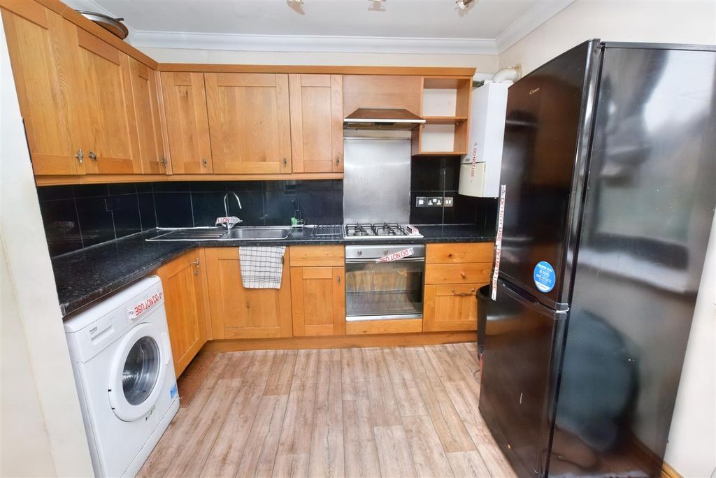 Property photo 3 of 7 Kitchen