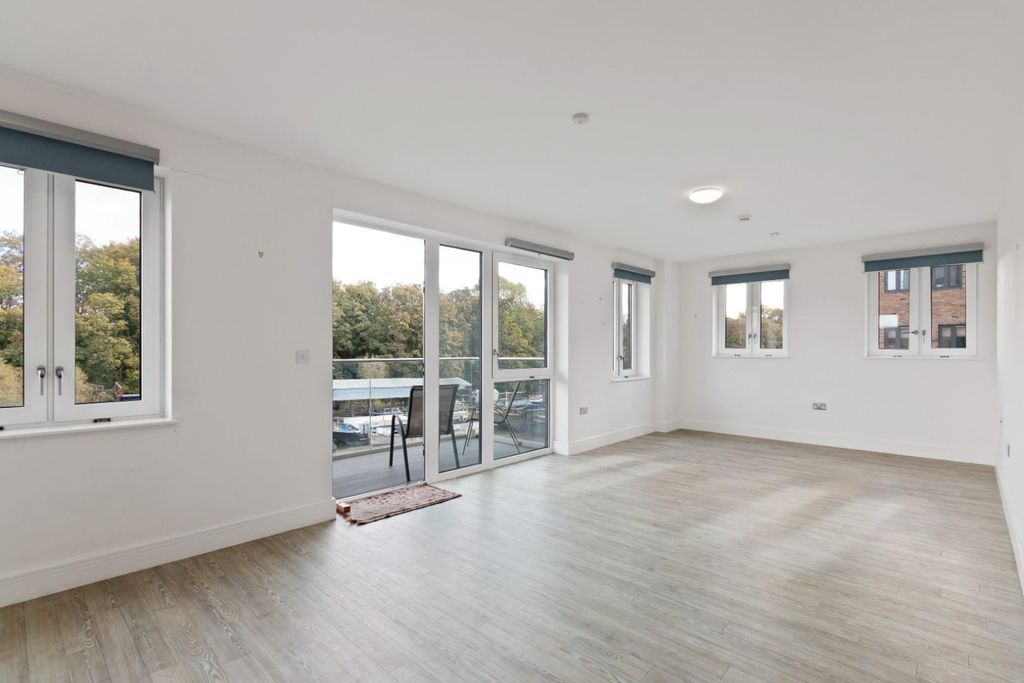 Property photo 2 of 11 Lion Court 69 Ph2.Jpg