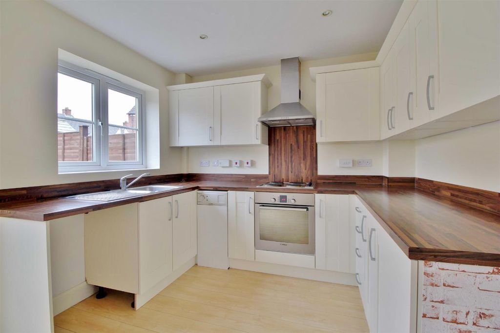 Property photo 2 of 7 Kitchen