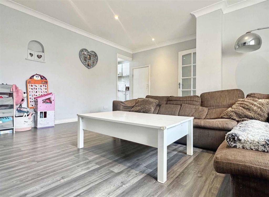 Property photo 3 of 18 Lounge c.Jpg