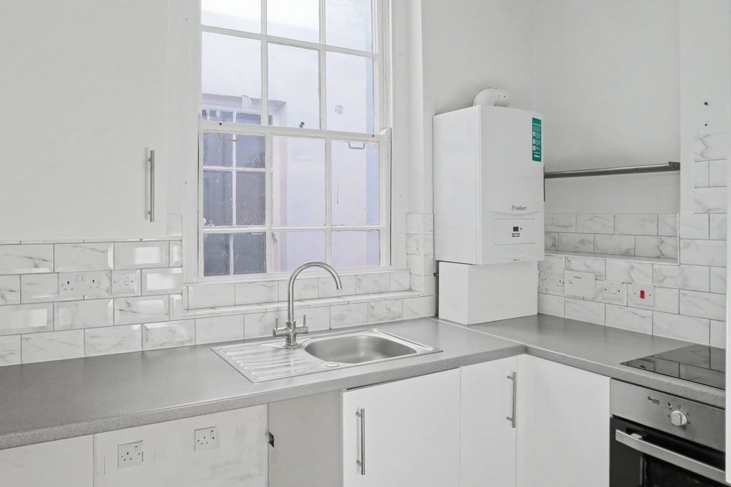 Property photo 3 of 15 203B Uxbridge Road, London, W12 9Dh