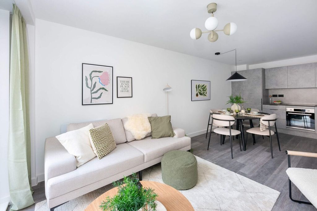 Property photo 1 of 31 Living Room