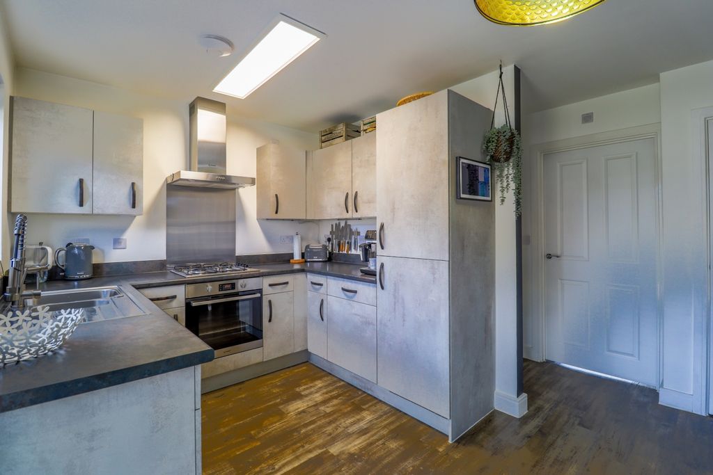 Property photo 2 of 16 Kitchen 2-1