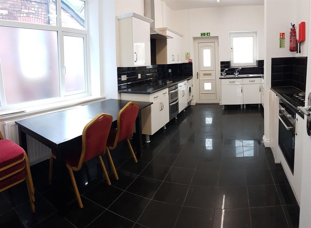 Property photo 2 of 13 Bright And Modern Kitchen With Ample Workspace, Bl...