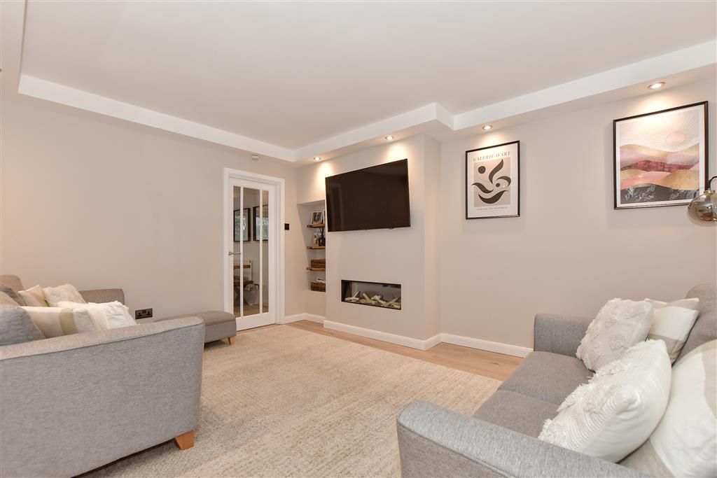 Property photo 3 of 11 Lounge