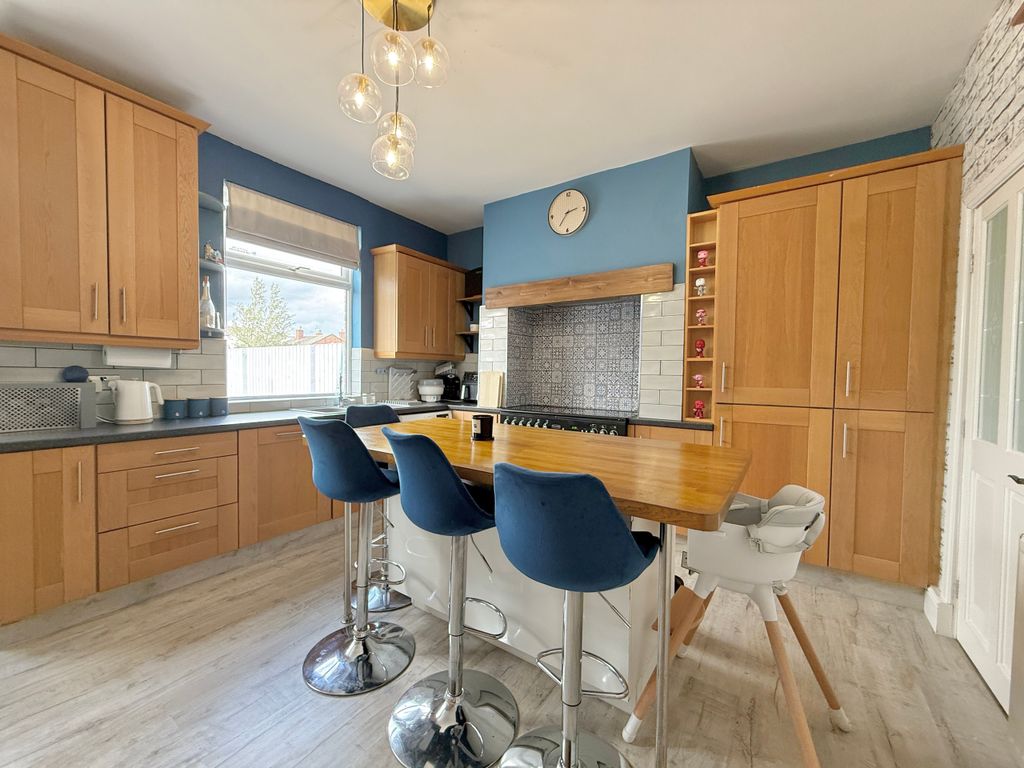 Property photo 3 of 18 Dining Kitchen