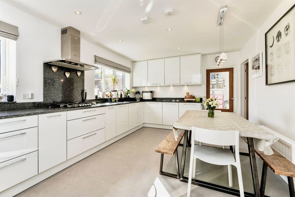 Property photo 3 of 12 Kitchen