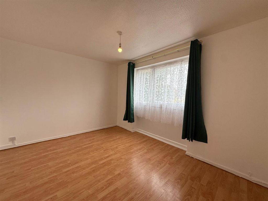 Property photo 3 of 7 Living Room
