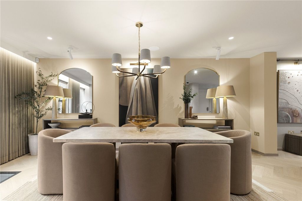 Property photo 2 of 21 Dining Room