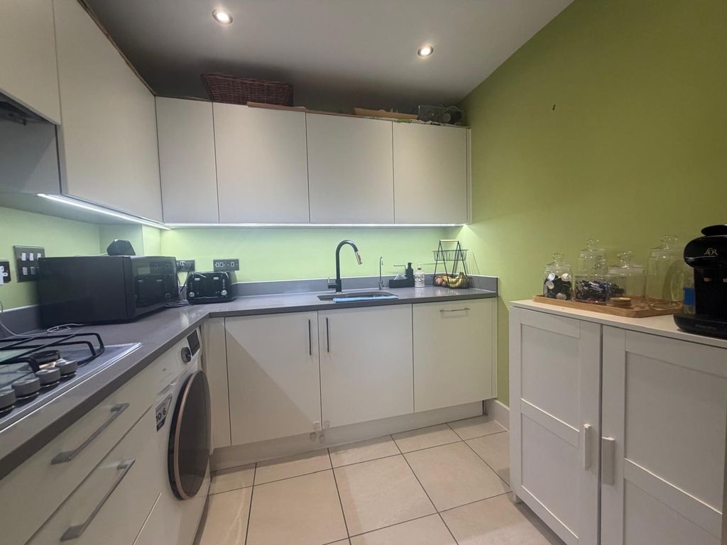 Property photo 2 of 7 Kitchen