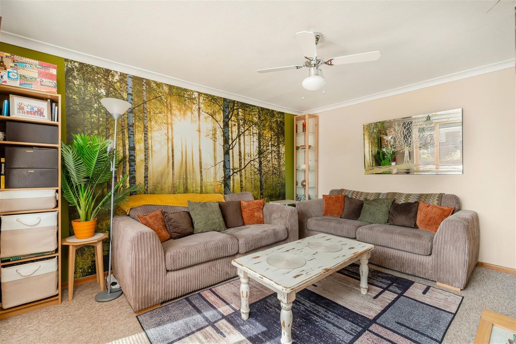 Property photo 3 of 14 24 Margaret Close, Banbury-3.Jpg