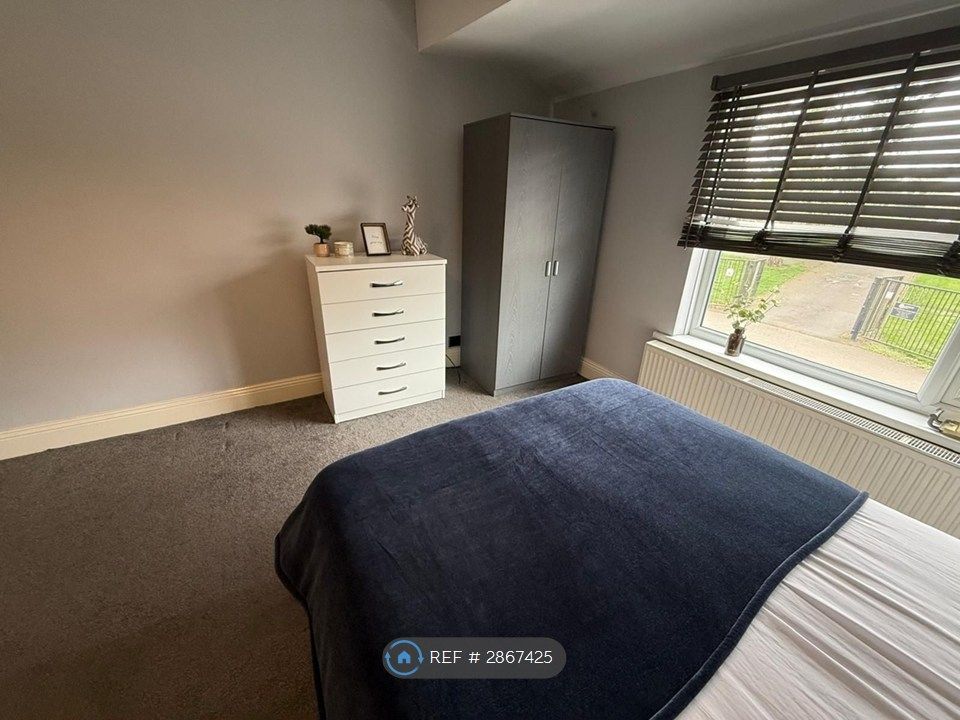 Property photo 3 of 5 Large Room