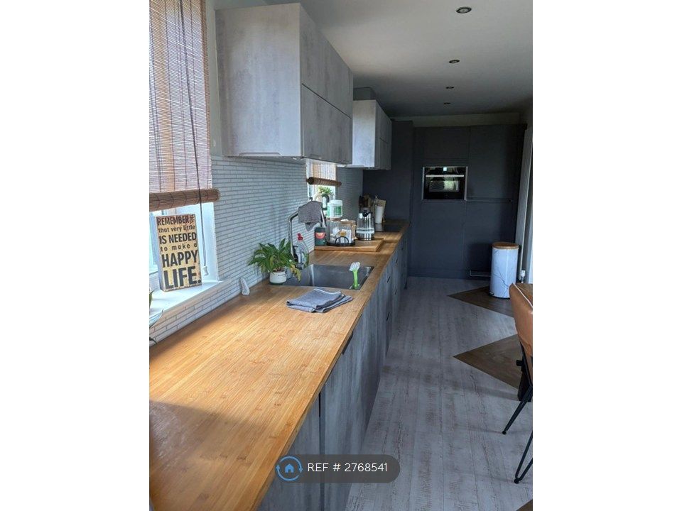 Property photo 3 of 7 Kitchen