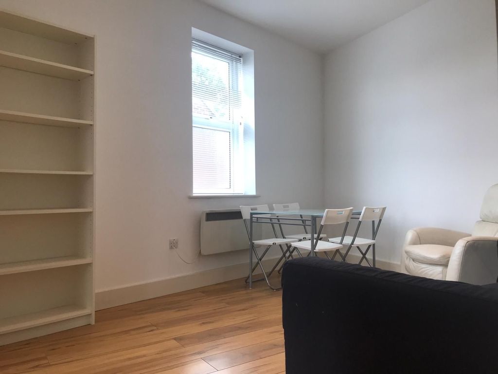 Property photo 2 of 10 Living Room/Laminated Floors