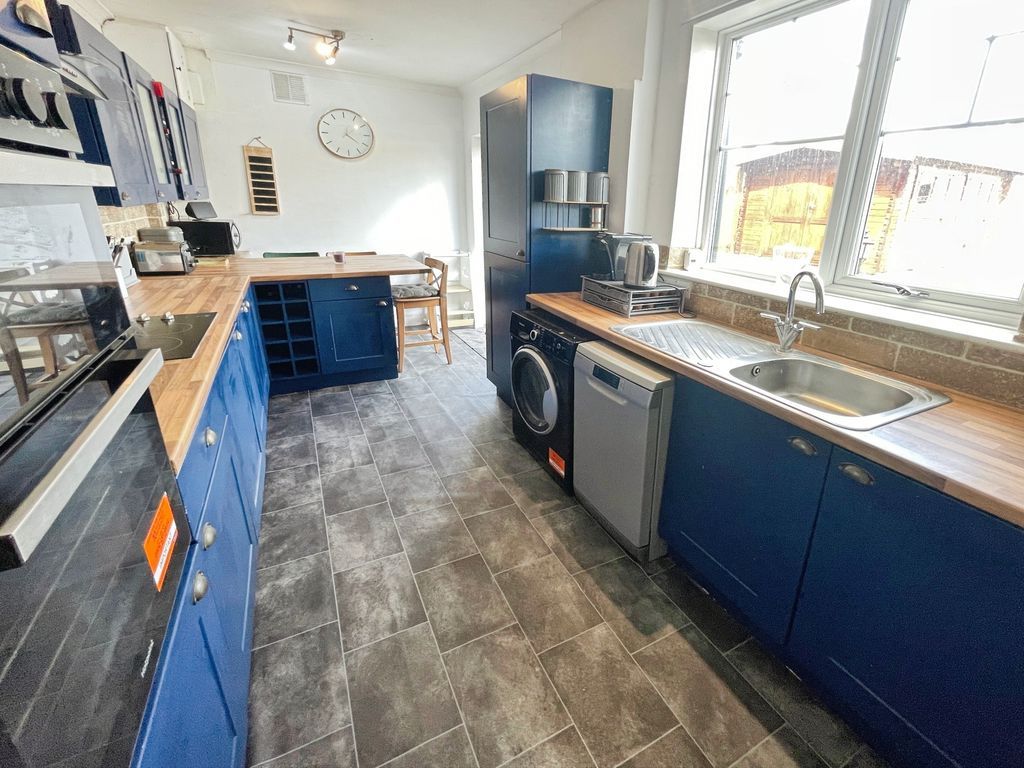 Property photo 3 of 21 Kitchen