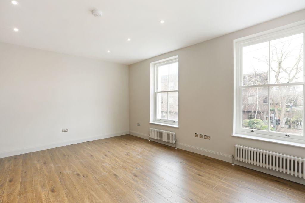 Property photo 3 of 9 Living