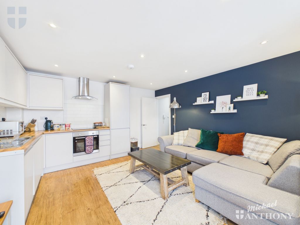 Property photo 2 of 8 Cam03218G0-Pr0948-Still010