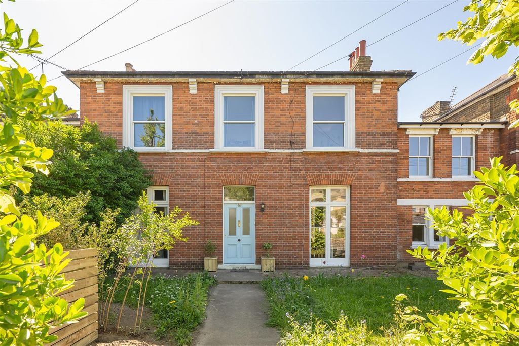 Property photo 1 of 30 Windsor Road, E7