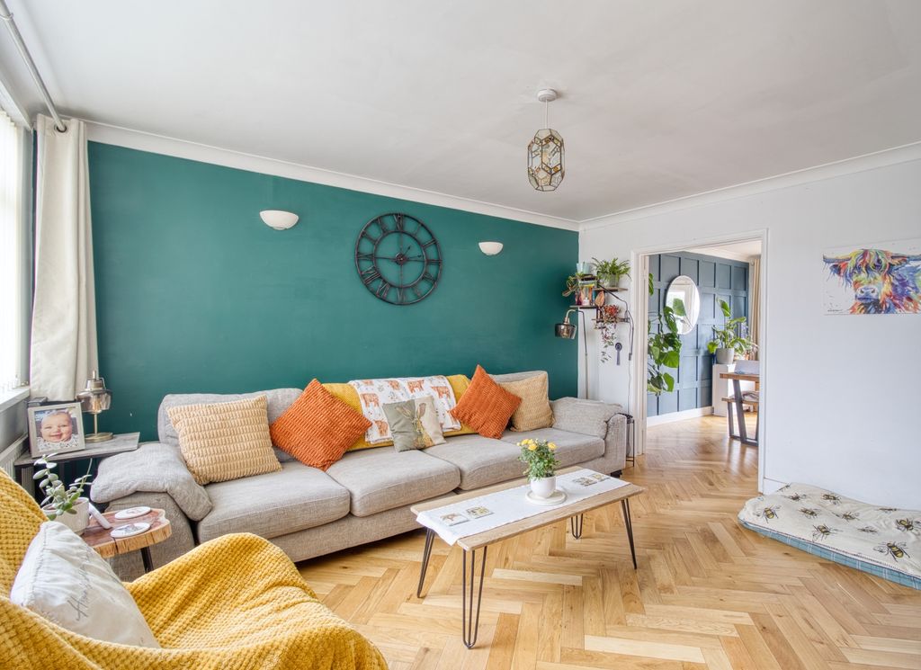 Property photo 2 of 15 Lounge - Ewemove Swindon South