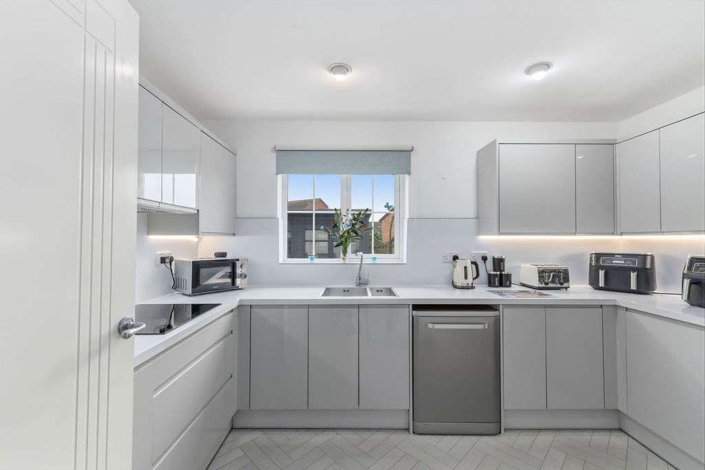 Property photo 3 of 27