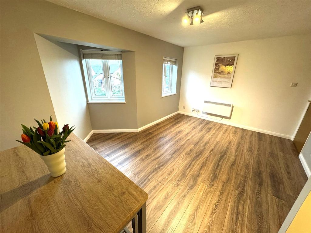 Property photo 2 of 15 Living Room 5.Jpg