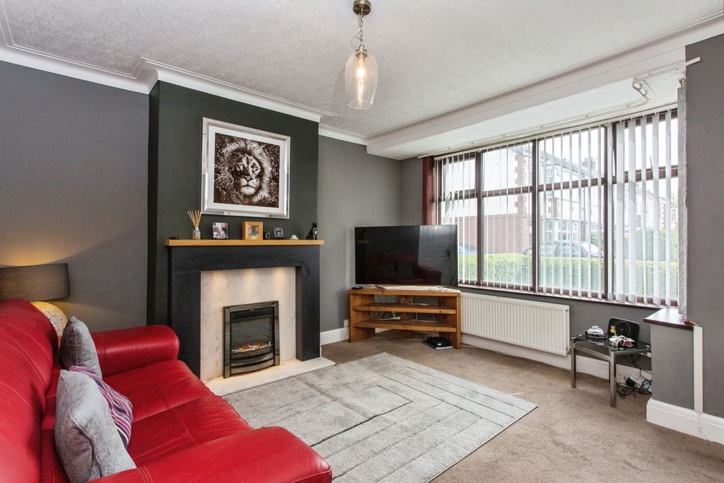 Property photo 3 of 17 Lounge