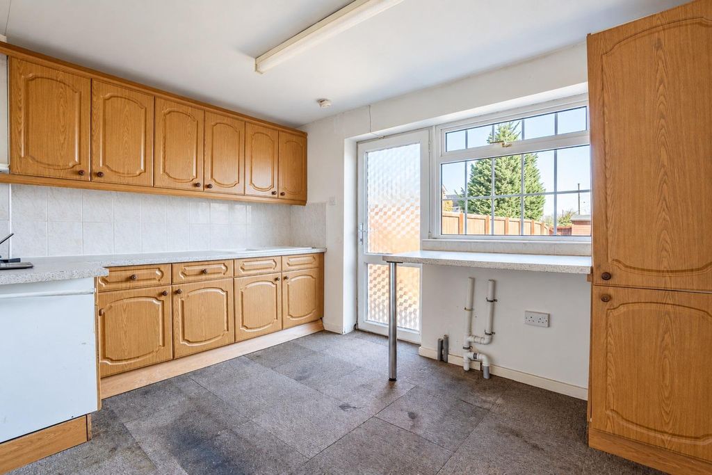 Property photo 3 of 10 Kitchen