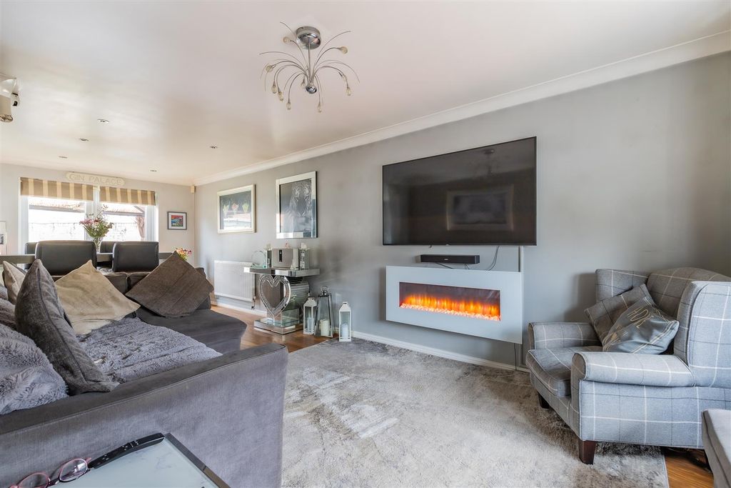 Property photo 3 of 28 2 (9 Of 28).Jpg