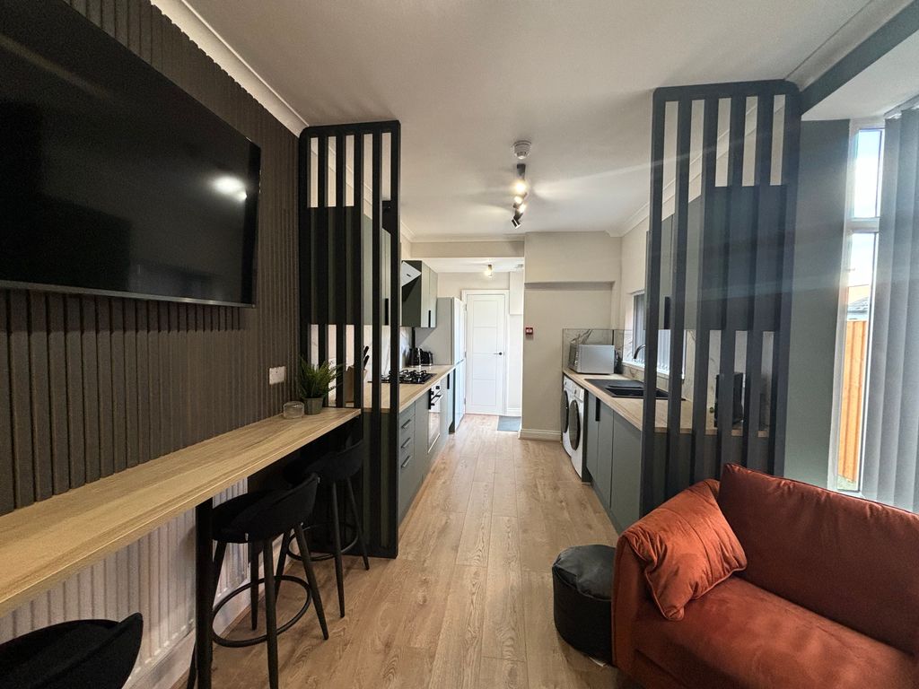 Property photo 3 of 10 Living Space