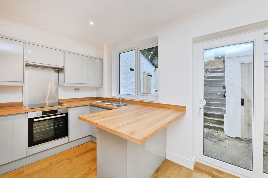 Property photo 3 of 33