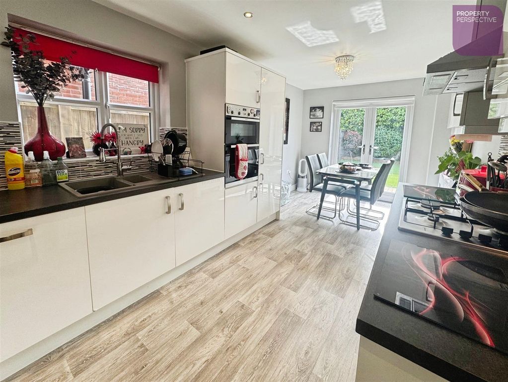 Property photo 3 of 11 Dining Kitchen