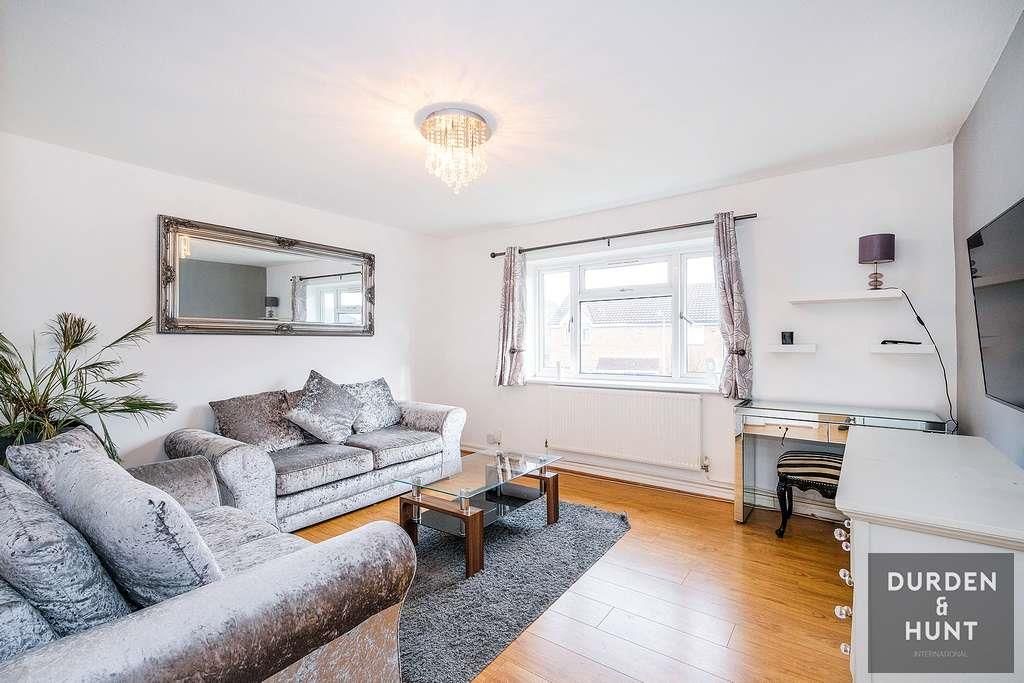 Property photo 2 of 17 Homecroft Gardens