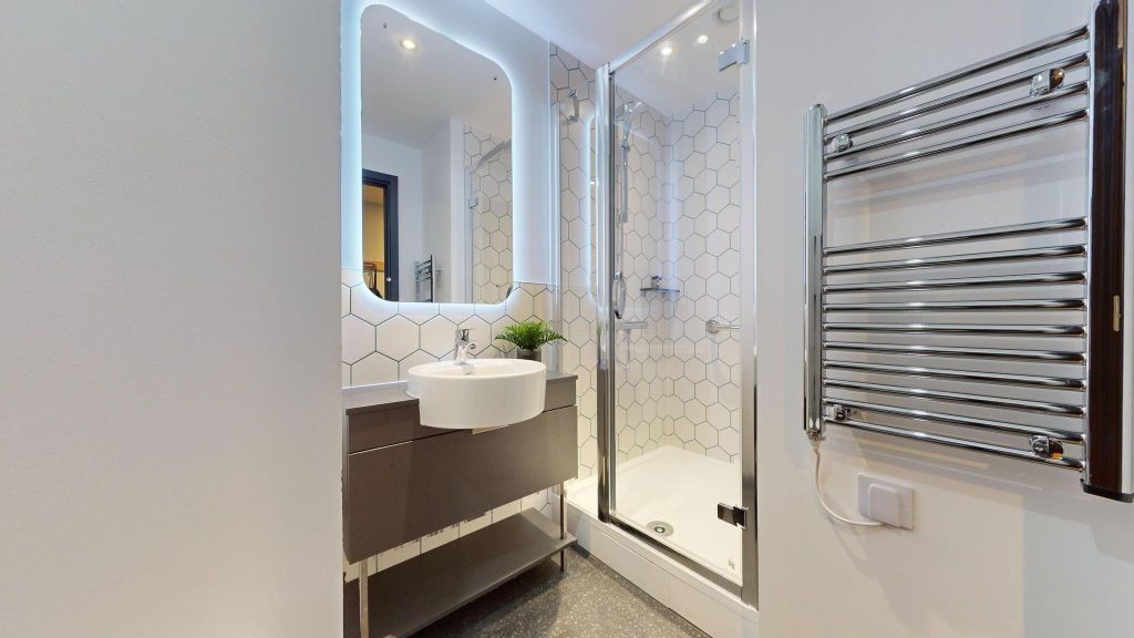 Property photo 3 of 19 Bathroom