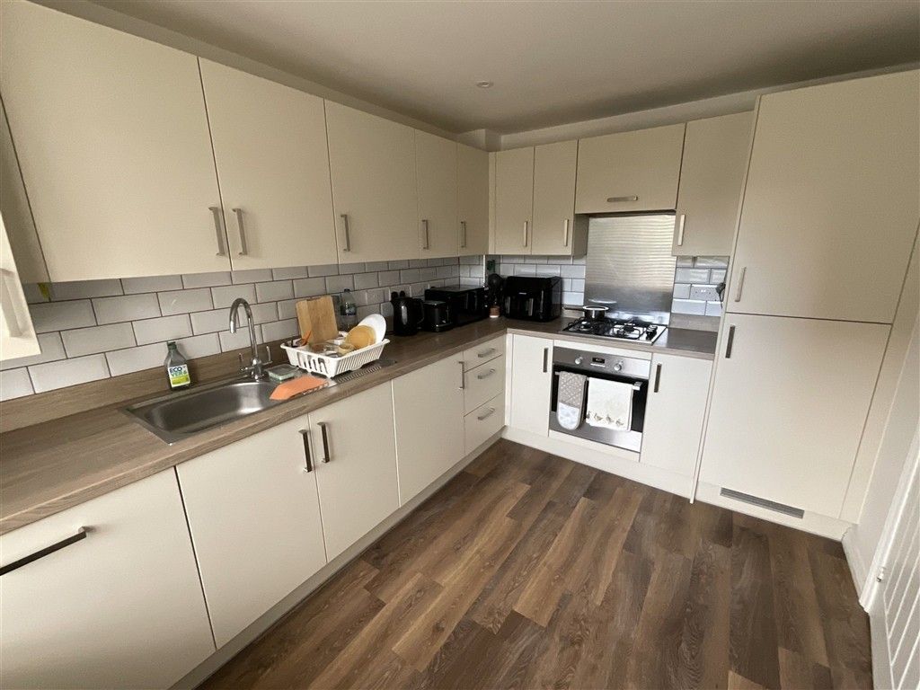 Property photo 3 of 11 Kitchen